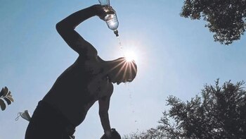Las autoridades recomiendan evitar exposición prolongada al sol debido al intenso calor. (FOTO: La Prensa)