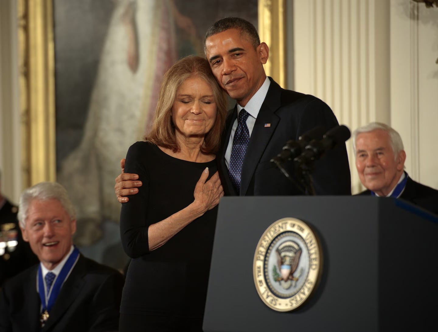 El presidente Barack Obama abraza a la Sra. Steinem antes de otorgarle la Medalla Presidencial de la Libertad en 2013 (Bill O'Leary/The Washington Post)