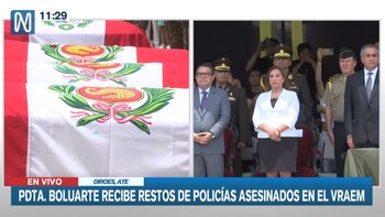 Dina Boluarte asiste a ceremonia de homenaje a policías asesinados