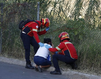 Bomberos Municipales localizaron al conductor dentro del automóvil con múltiples impactos de bala y confirmaron que no tenía signos vitales.