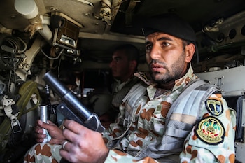 Un militar iraní dentro de