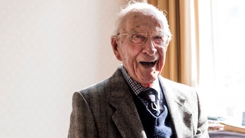 La impresionante longevidad del médico británico que vivió lúcido y activo hasta los 108 años