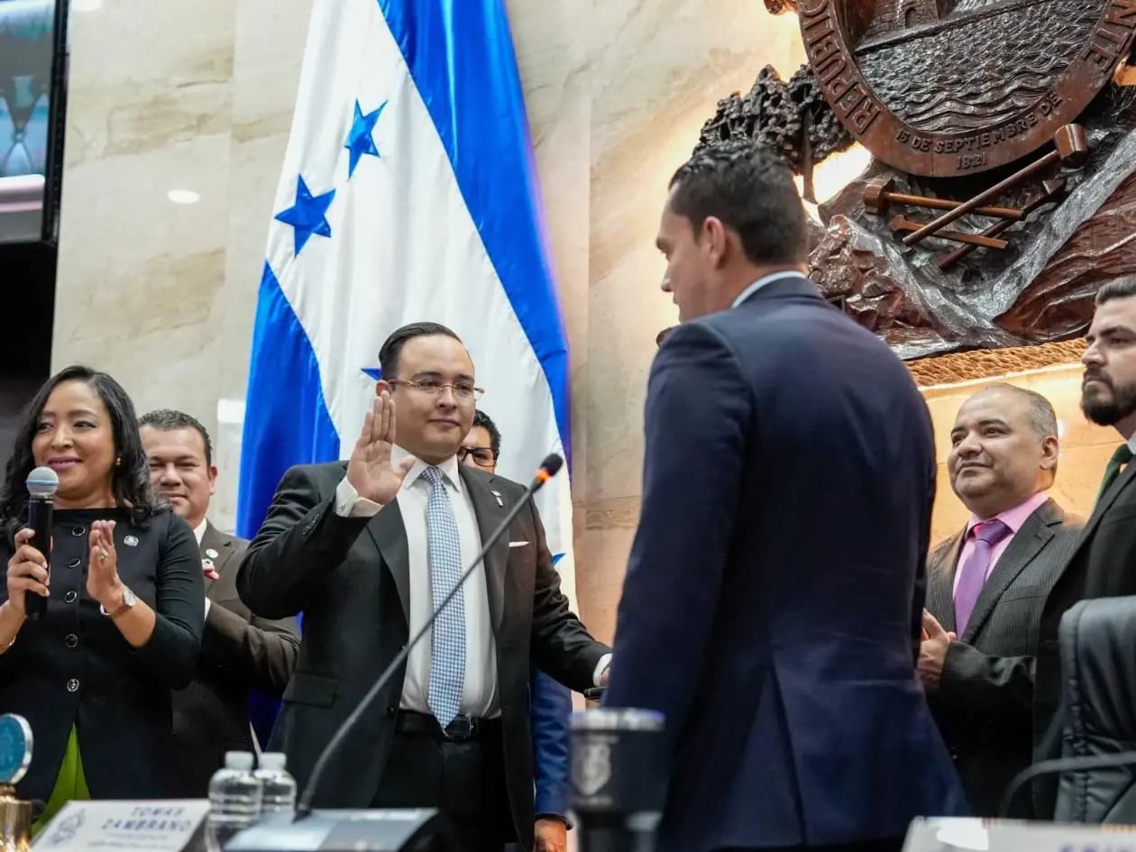 El Congreso Nacional juramentó a Eduardo Fuentes y Aixa Zelaya como autoridades interinas del Consejo Nacional Electoral. Eduardo Fuentes sustituirá temporalmente a Cossette López, quien asumirá funciones como embajadora de Honduras ante la OEA. (Foto: Congreso Nacional)