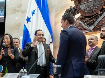 El Congreso Nacional juramentó a Eduardo Fuentes y Aixa Zelaya como autoridades interinas del Consejo Nacional Electoral. Eduardo Fuentes sustituirá temporalmente a Cossette López, quien asumirá funciones como embajadora de Honduras ante la OEA. (Foto: Congreso Nacional)