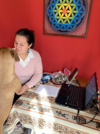 Trabajando en su casa en