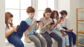 “Haz una llamada”: la campaña contra la adicción digital que permite a los niños llamar a casa desde bares y tiendas