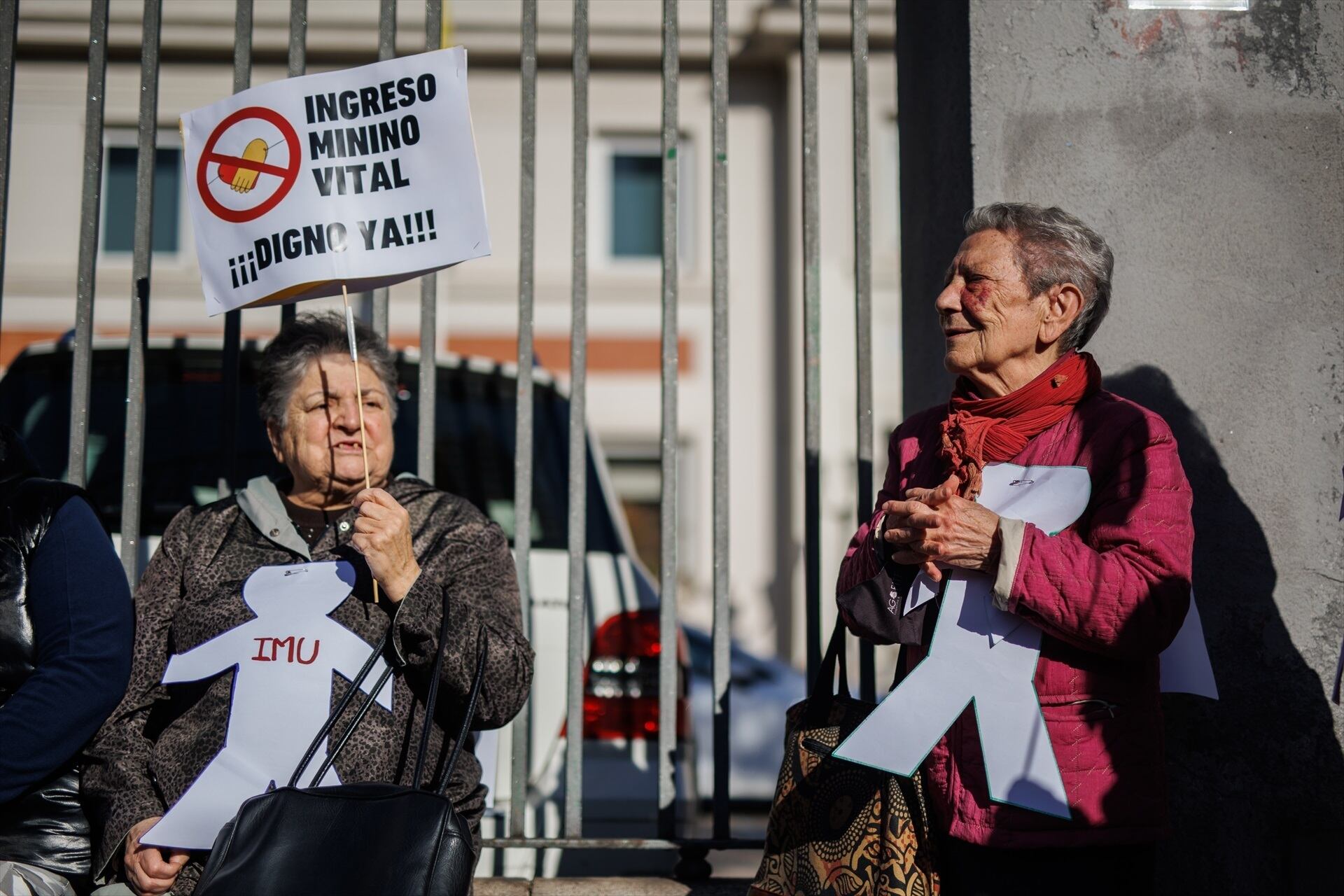 Dos mujeres durante una concentración en defensa de
