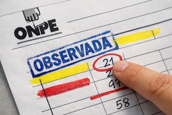 Close dos registros eleitorais peruanos com carimbo azul 'OBSERVADA', destaques em amarelo e vermelho e logotipo do ONPE. Uma mão apontando para o número '21' destacado em vermelho.