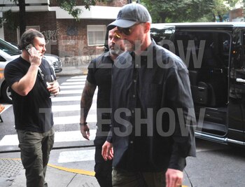 Justin Timberlake lució camisa negra,