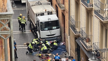 Muere una profesora al ser atropellada por un camión de la basura en Pamplona: el accidente deja dos heridas muy graves