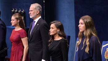 La Reina Letizia confía en la elegancia del negro para acompañar a Leonor en los Premios Princesa de Asturias