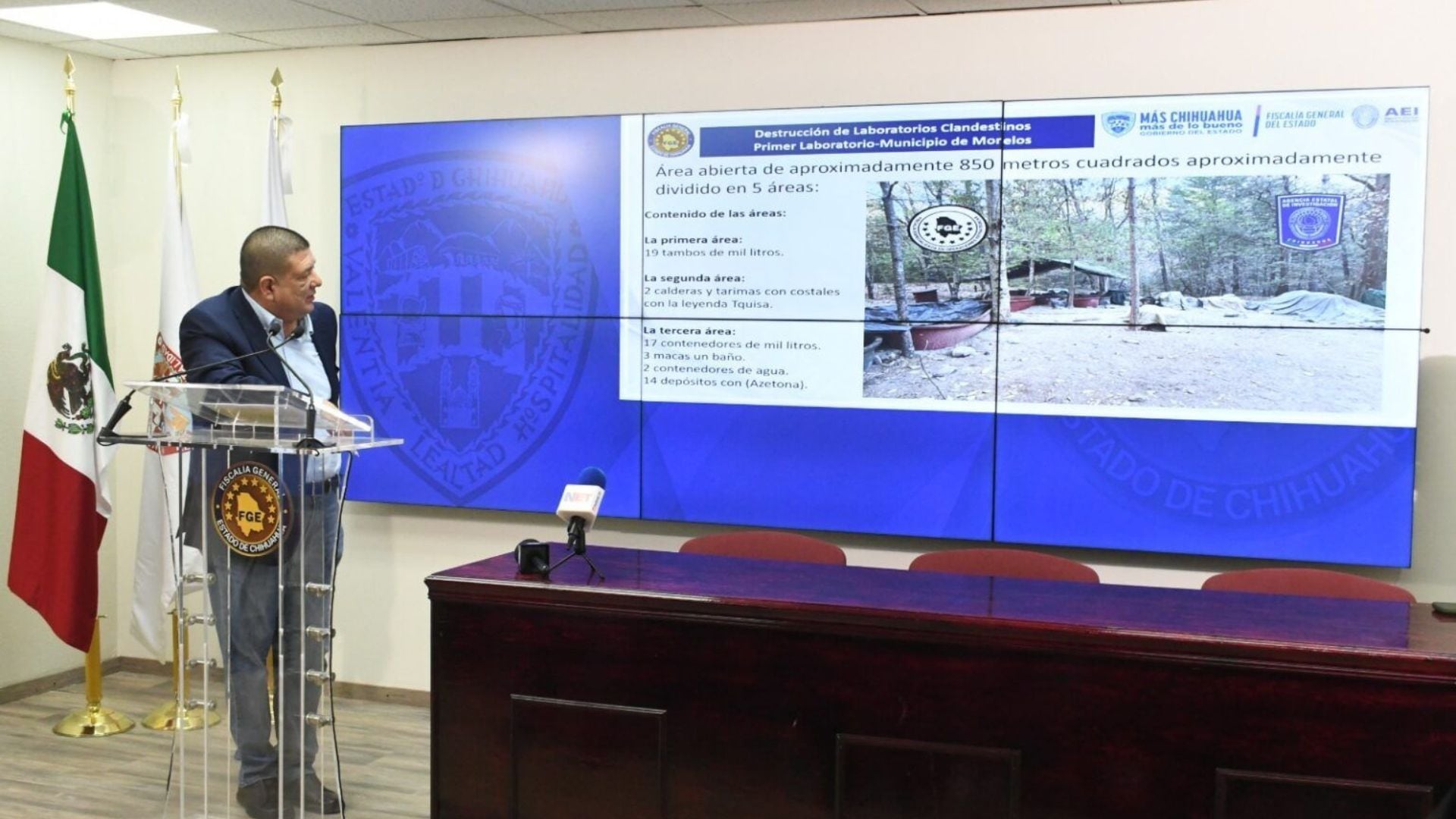 El exfiscal en una conferencia de prensa en la que informó el desmantelamiento del narcolaboratorio y la muerte de cuatro de agentes, dos de ellos estadounidenses.Foto: Fiscalía Chihuahua