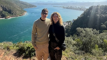 Karina Mazzocco y su hijo Malek en una postal de su viaje por Sudáfrica