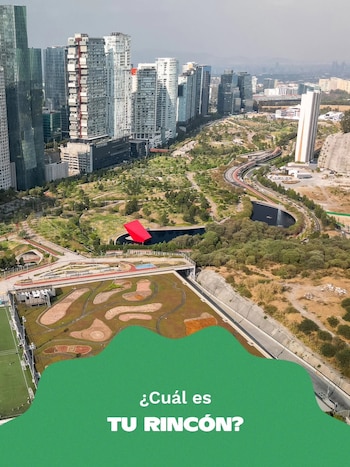 Fotografía aérea de un parque urbano con lagos artificiales, áreas verdes, torres de edificios y una etiqueta verde con texto