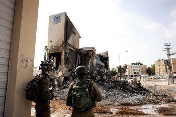Soldados israelíes en Sderot tras la ofensiva terrorista (Reuters)