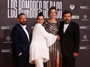 Neus Sanz con el elenco de 'Los Hombres de Paco' (Europa Press)