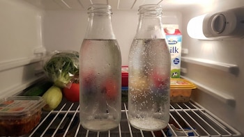 Dónde poner las bebidas en el refrigerador para que se enfríen más rápido
