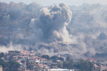 El humo se eleva sobre Khiam, en medio de las hostilidades en curso entre Hezbollah y las fuerzas israelíes, como se ve en la imagen de Marjayoun, cerca de la frontera con Israel, Líbano, el 30 de octubre de 2024 (REUTERS/Karamallah Daher)