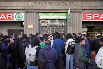 Varios migrantes ante el Consulado de Pakistán en Barcelona el pasado mes de enero. (Europa Press)