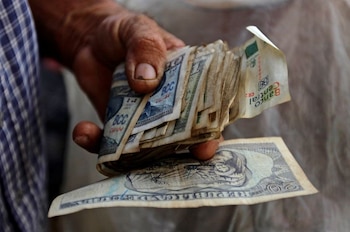 El dólar en el mercado no oficial de Cuba se compró a 670 CUP y se vendió a 680 CUP, con una subida semanal de 11 pesos. (REUTERS/Desmond Boylan)