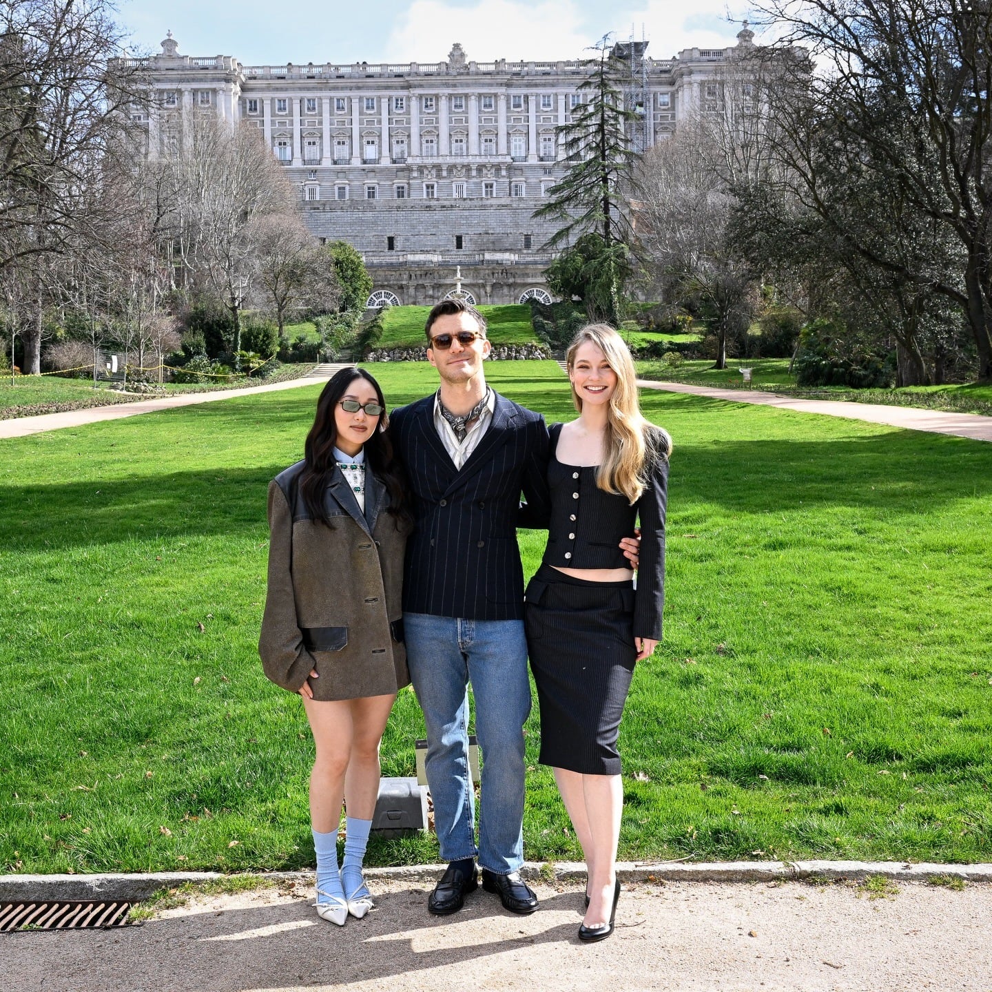 Luke Thompson, Yerin Ha y Hannah Dodd frente al Palacio Real (Instagram / @netflixes)