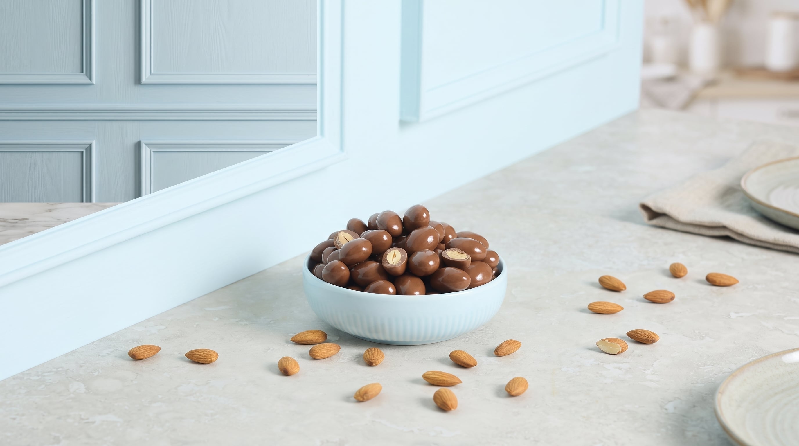 Las almendras con cacao o chocolate aportan proteína y grasas insaturadas cuando se consumen en porciones moderadas. (Imagen Ilustrativa Infobae)