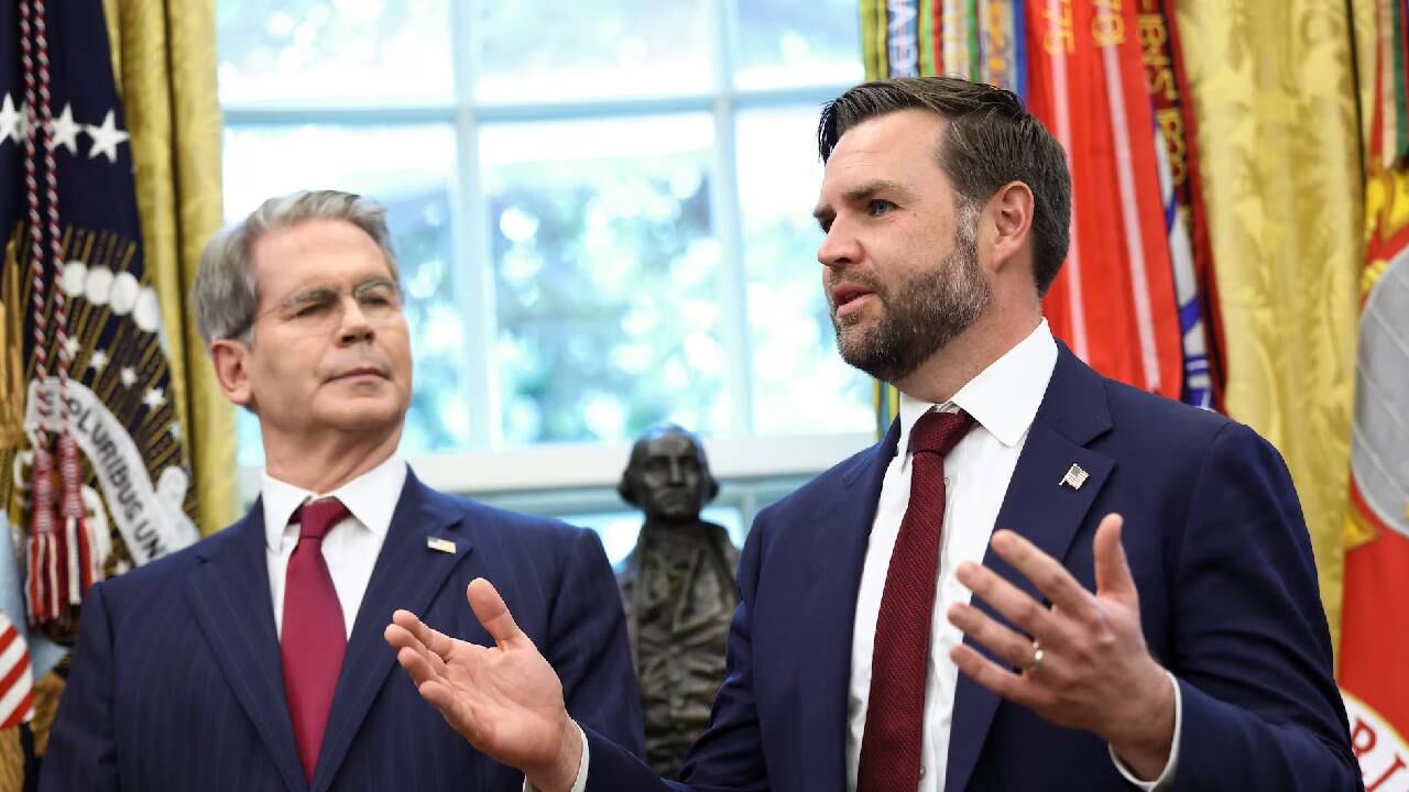 El vicepresidente de Estados Unidos, JD Vance, junto al secretario del Tesoro estadounidense, Scott Bessent, en la Casa Blanca en Washington (Reuters)