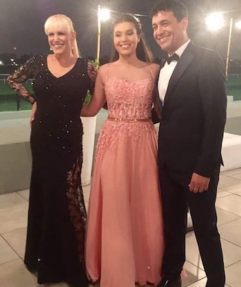 Tais en el centro, junto