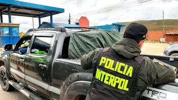 Un policía boliviano revisa una