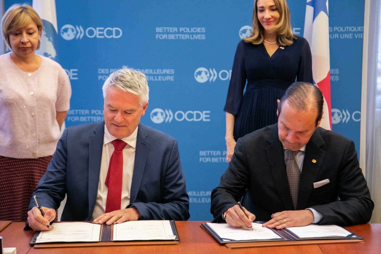 El acuerdo fue firmado en París entre el canciller Javier Martínez-Acha Vásquez y el secretario general de la Organización para la Cooperación y el Desarrollo Económicos (OCDE), Mathias Cormann. Tomada de X