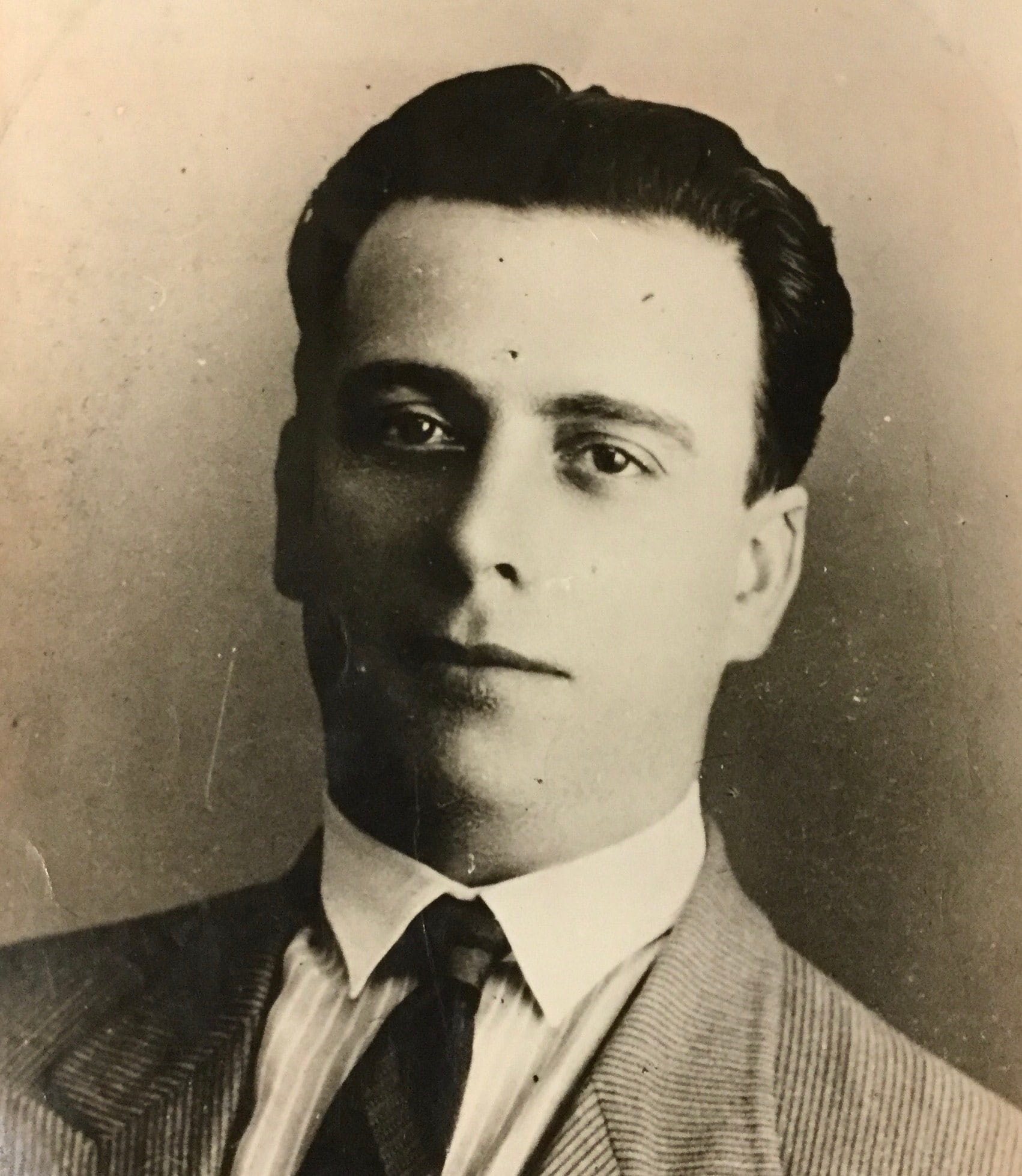 Juan Nicolás Ruggiero, en una fotografìa en su juventud. Manejó una banda que estuvo al servicio del intendente de Avellaneda, Alberto Barceló