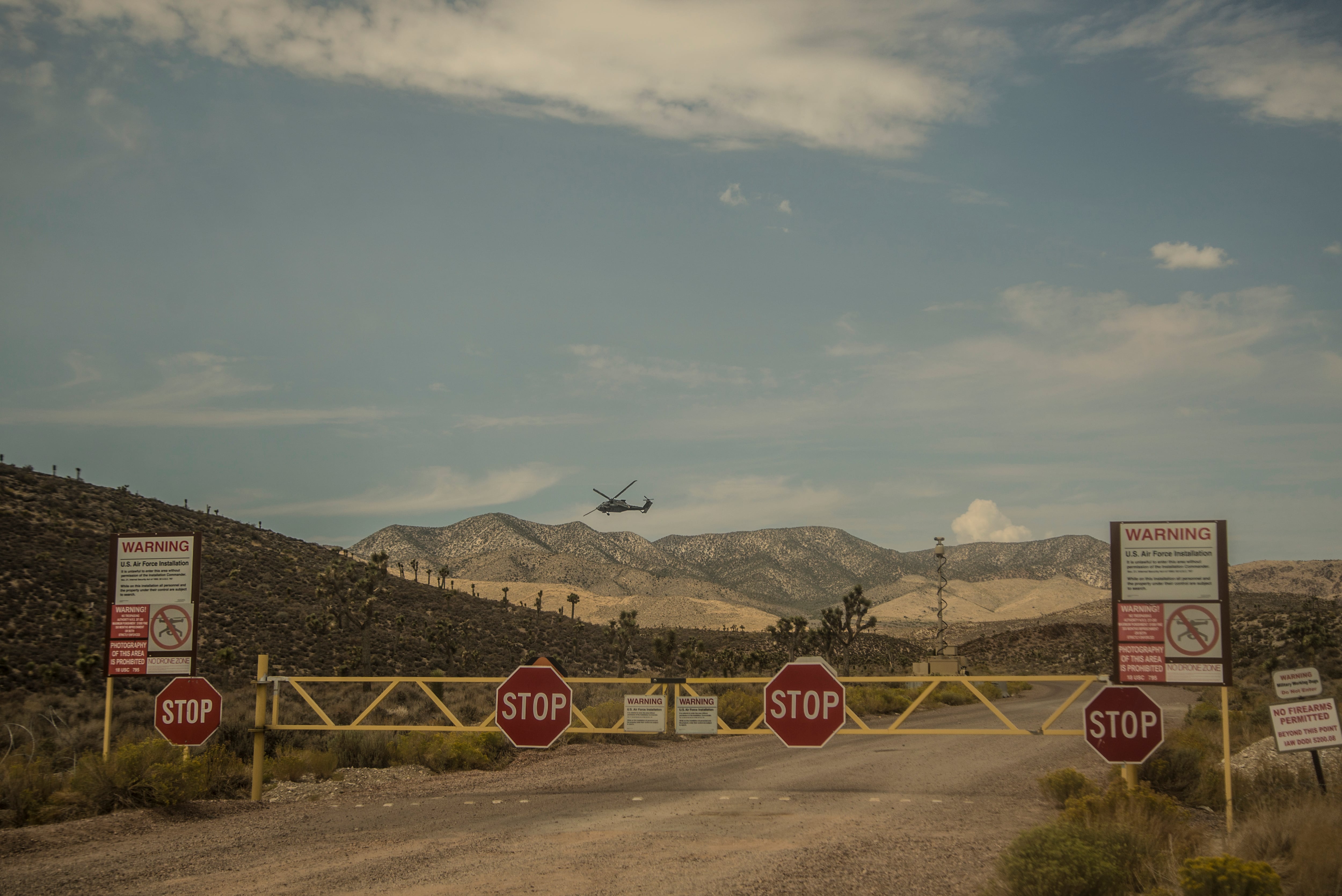 En la entrada del Área 51. “Fue la primera vez que tuve miedo de verdad”, admite Sofía