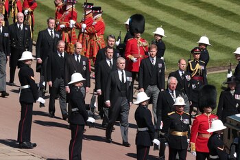 El duque de Kent, de 85 años, el miembro de mayor edad de la familia real que participó en la procesión a pie, lució, entre sus otras medallas, la medalla de coronación del rey Jorge, mientras que los presentes para la coronación de la reina en 1953, incluido el Príncipe de Gales, la Princesa Real y el Duque de Gloucester, lucieron la Medalla de la Coronación de la Reina Isabel II