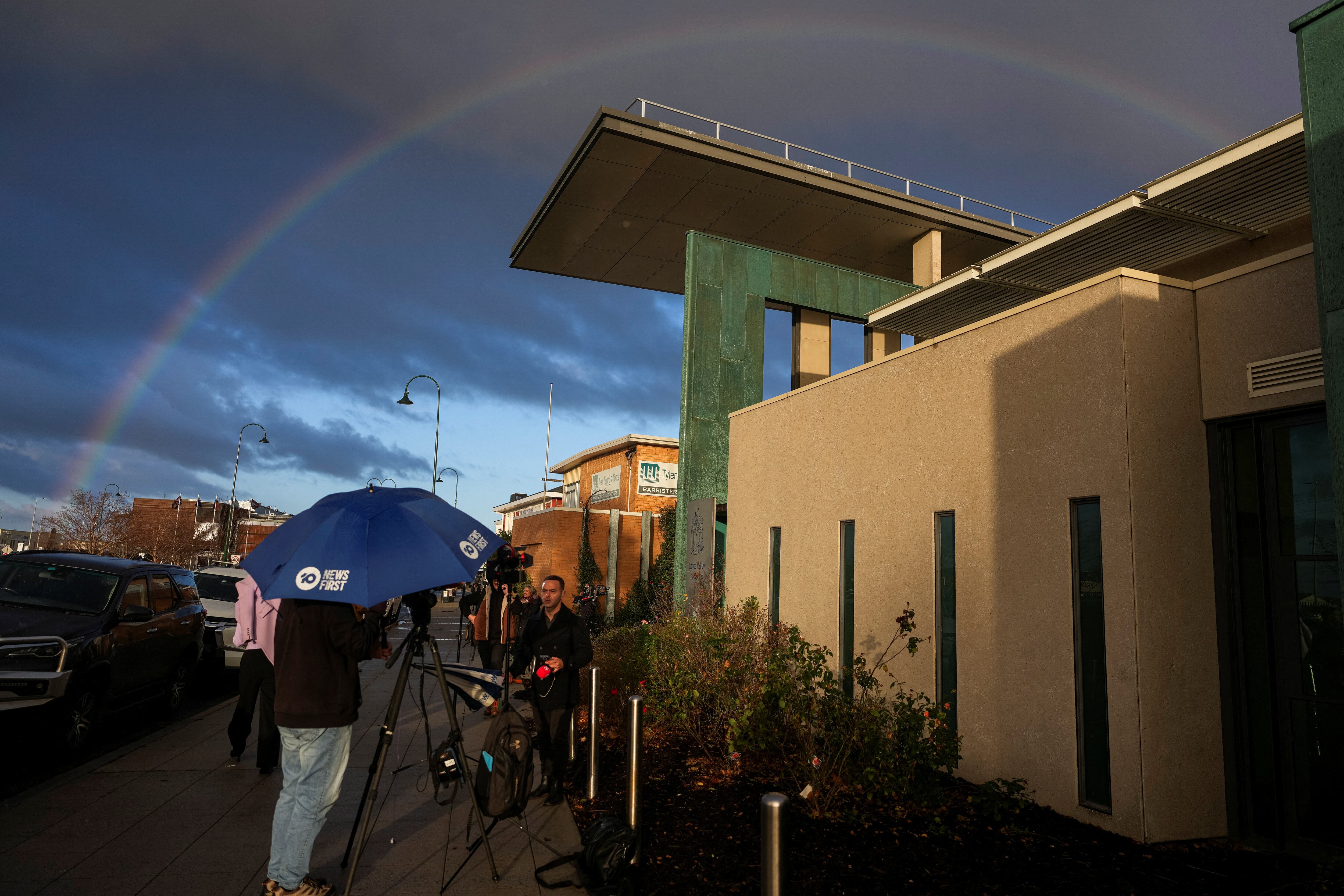 Miembros de los medios de comunicación se encuentran frente a los Tribunales de Latrobe Valley, donde se lleva a cabo el juicio por asesinato de Erin Patterson en Morwell, Australia, el 25 de junio de 2025. REUTERS/Asanka Brendon Ratnayake
