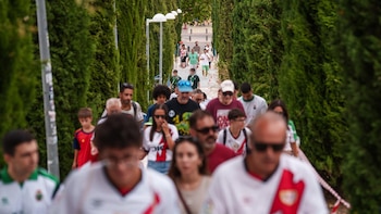 Cerca de 2.500 rayistas marcharon por Vallecas para pedir el regreso a su estadio y la salida de Martín Presa