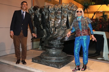 El ejecutivo junto a la