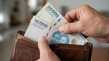 Un hombre sostiene una billetera