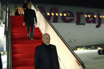 Esta captura de pantalla de un video distribuido el 11 de abril de 2026 por el Ministerio de Asuntos Exteriores de Pakistán muestra a la delegación iraní (AFP)