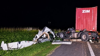 Impactante accidente en Entre Ríos: un camión chocó a otro de atrás en la Ruta 14 y quedó con la cabina destruida