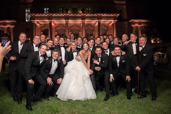 Los invitados posan para la foto