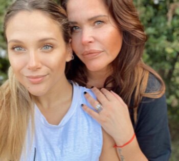 Nazarena junto a Barbie (Foto: