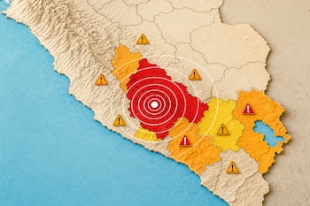 Mapa físico de Perú con la región central en rojo y ondas concéntricas blancas, rodeada de zonas amarillas y naranjas con iconos de alerta.