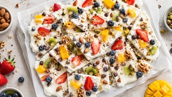 ¿Antojo de algo dulce? Prepara este yogurt bark saludable