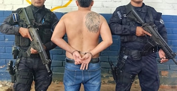 La PNC capturó a un sicario vinculado a la pandilla 18R durante un control vehicular en la carretera entre Santa Ana y Ahuachapán. (Foto cortesía Policía Nacional Civil)