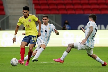 Soccer Football - Copa America 2021 - Semi Final - Argentina v Colombia - Estadio Mane Garrincha, Brasilia, Brazil - July 6, 2021 Colombia's Luis Diaz in action with Argentina's Gonzalo Montiel REUTERS/Henry Romero