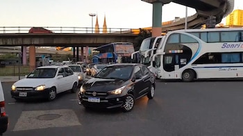 Protesta de micros de turismo en 9 de julio