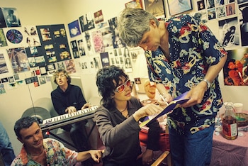 Zorro Quintiero y Fernando Samalea ensayan junto a la banda para su show por los 30 años del unplugged de Charly García