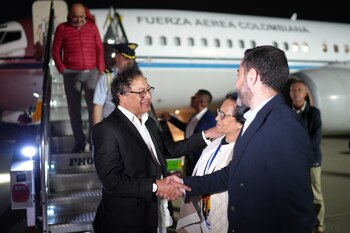 El presidente Gustavo Petro saliendo