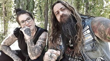 La pareja de "vikingos" lleva