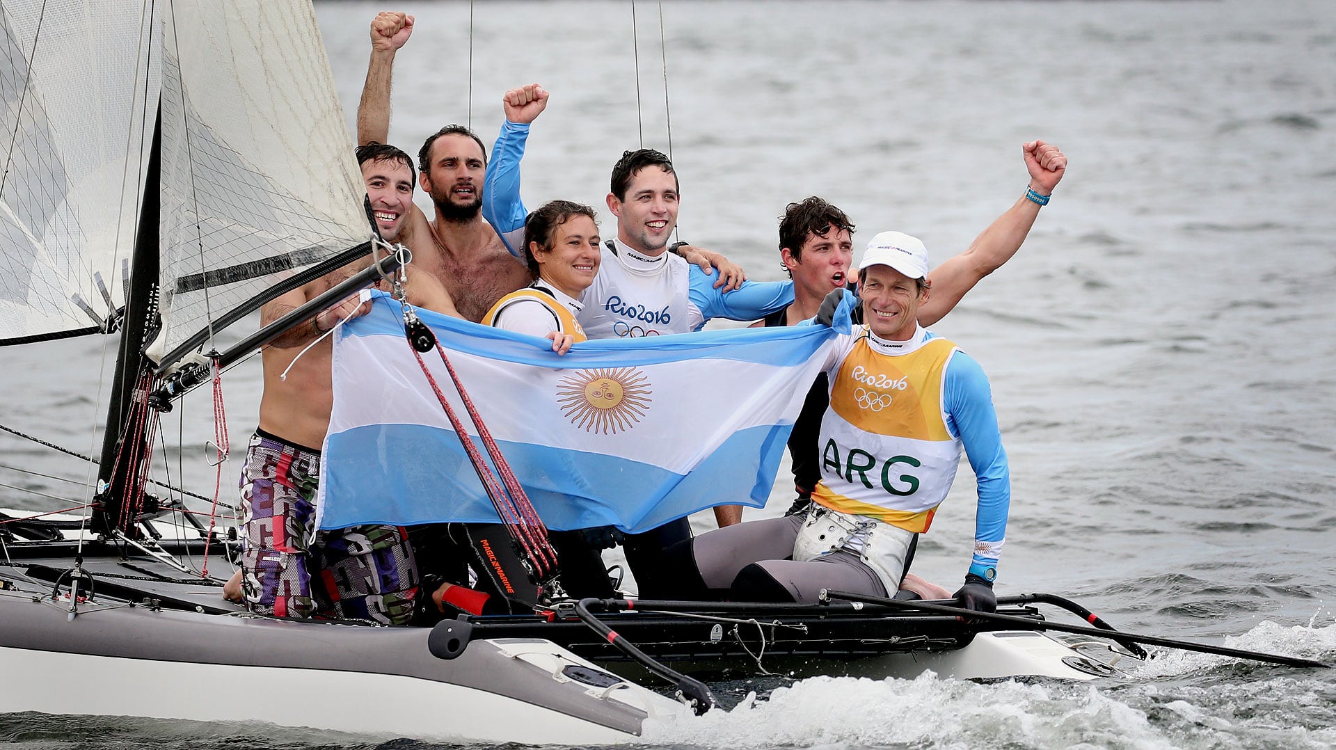 Carranza y Lange junto a los hijos del regatista y parte del equipo (Nicolás Stulberg)